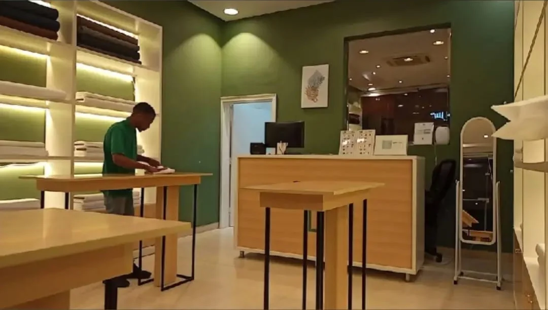 العناية بالأقمشة داخل محل ثياب التميز